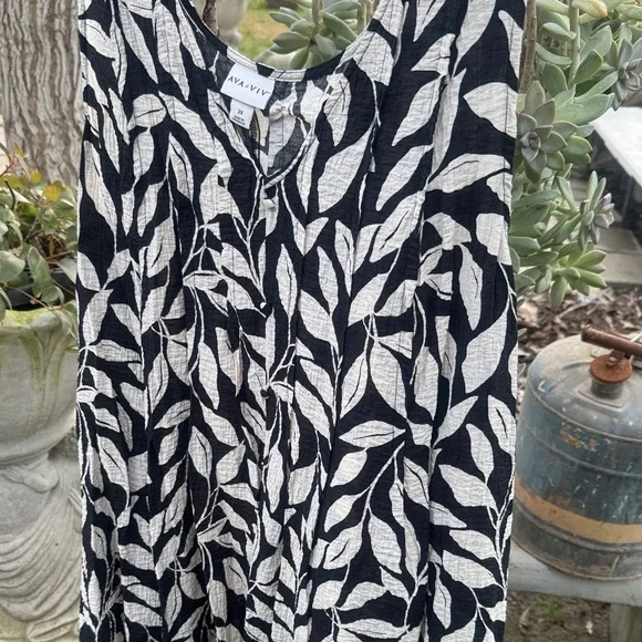 Ava & Viv Black and White Leaf Print Midi Dress - Picture 4 of 5